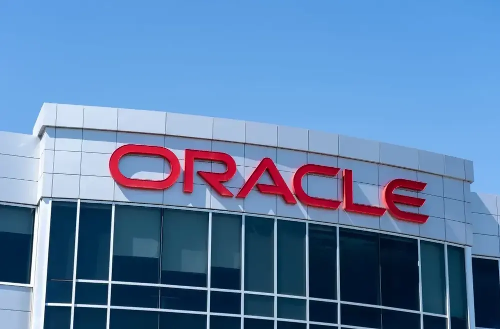Fachada de prédio da Oracle com o logotipo vermelho da empresa